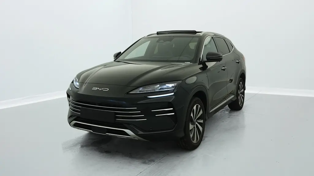 Vue 3/4 avant droite du SUV BYD SEAL U 2025 en noir Obsidian avec phares LED allumés dans un studio blanc.