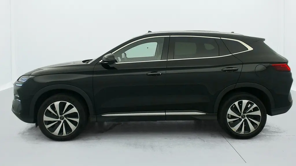 Vue de profil côté gauche du SUV BYD SEAL U 2025 en noir Obsidian avec jantes alliage bicolores et barres de toit en aluminium.