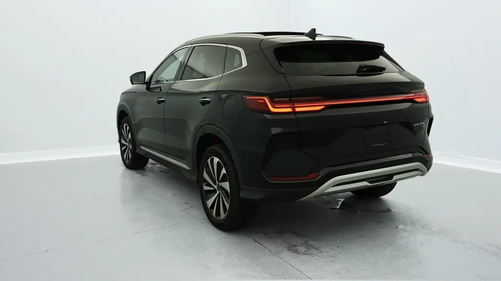 Vue 3/4 arrière droite du SUV BYD SEAL U hybride rechargeable noir Obsidian avec feux arrière LED allumés et jantes alliage bicolores.