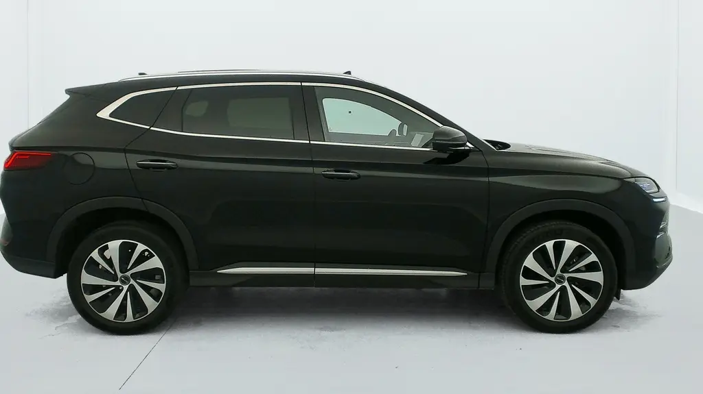 Vue de profil côté gauche du SUV BYD SEAL U hybride rechargeable noir Obsidian avec barres de toit en aluminium et jantes bicolores.