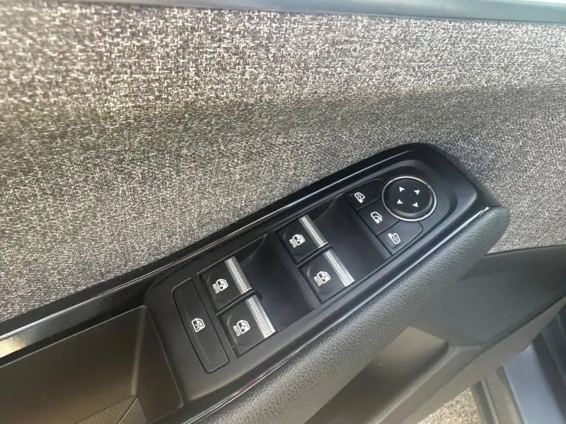 Gros plan sur les commandes électriques des vitres côté conducteur du Renault Espace 2024, finition Gris Schiste.