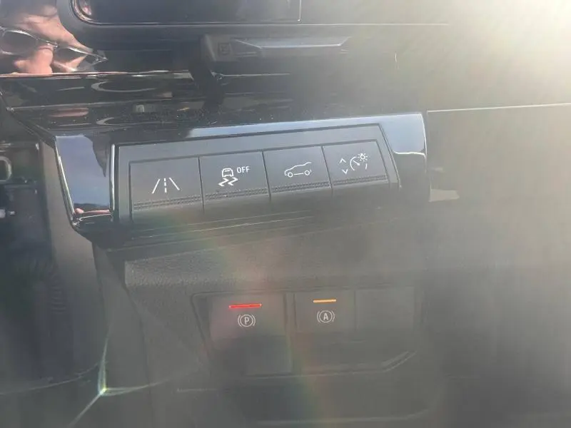 Gros plan sur les commandes du tableau de bord du Renault Espace 2024 gris schiste, avec boutons d'assistance et frein électrique.