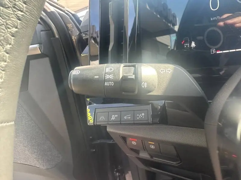 Gros plan sur la commande des feux et clignotants côté gauche du tableau de bord du Renault Espace gris Schiste 2024.