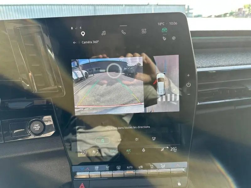 Vue intérieure du tableau de bord du Renault Espace 2024 gris schiste, avec écran tactile affichant la caméra 360° en marche.
