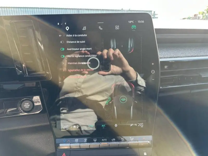 Vue rapprochée de l'écran tactile central du Renault Espace 2024 gris schiste, affichant les aides à la conduite.