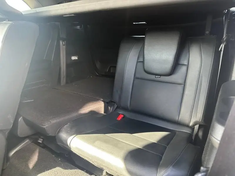 Vue intérieure du siège arrière droit en cuir noir du Renault Espace 2024 gris schiste, version 7 places.