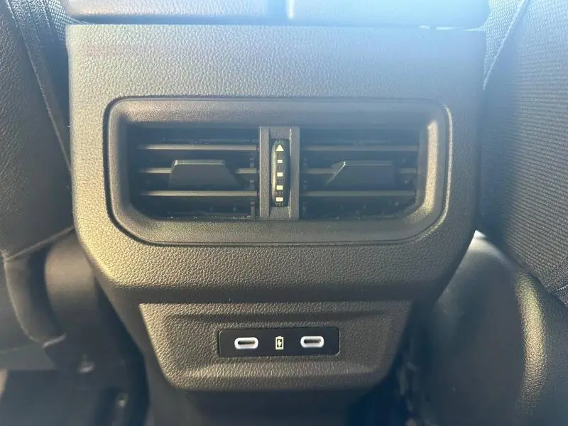 Vue rapprochée de la sortie d’air arrière noire et des deux ports USB-C du Renault Espace 2024 Gris Schiste.