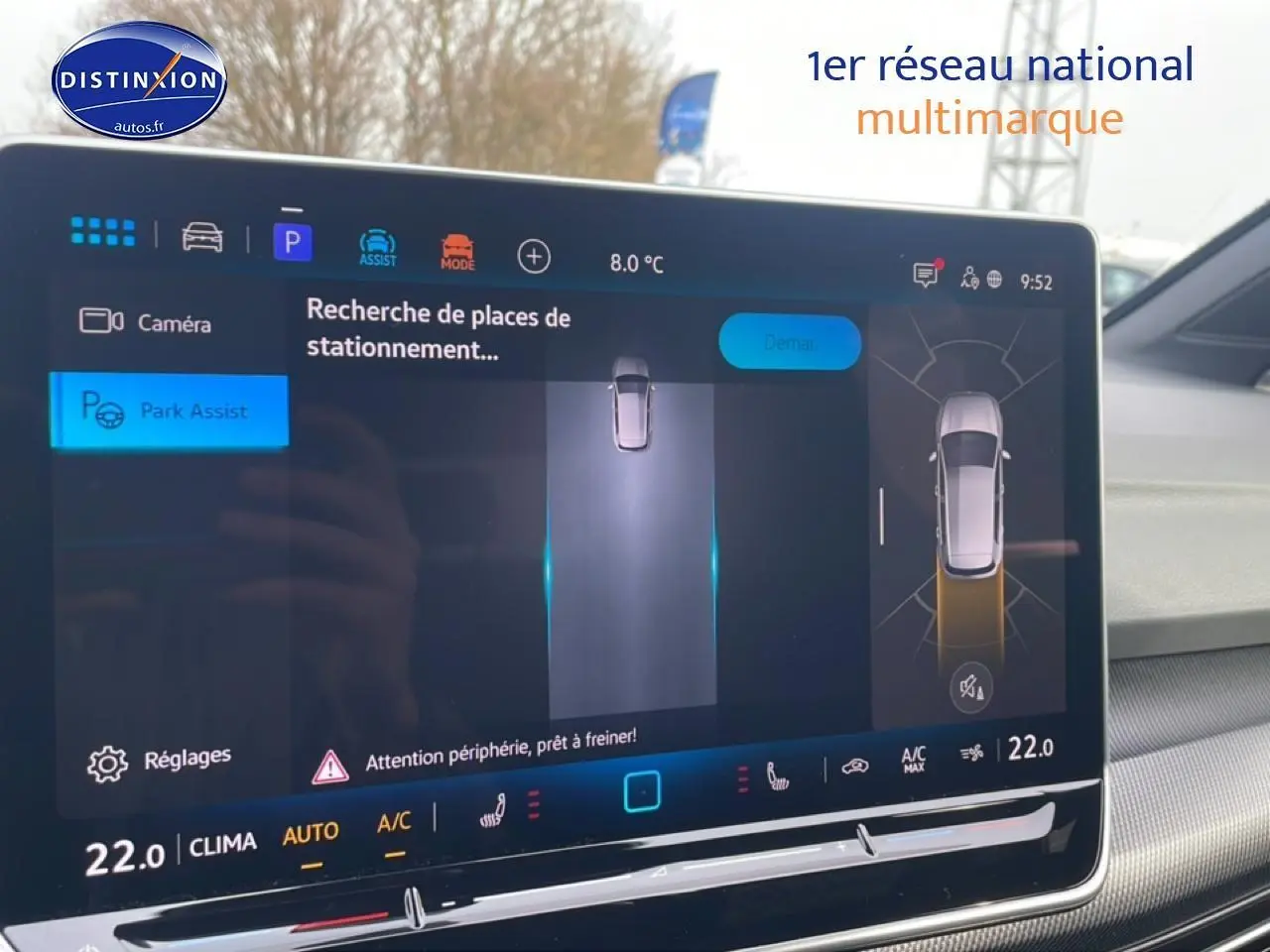 Écran tactile intérieur affichant l'assistance au stationnement de la Volkswagen Golf noire, vue de face.
