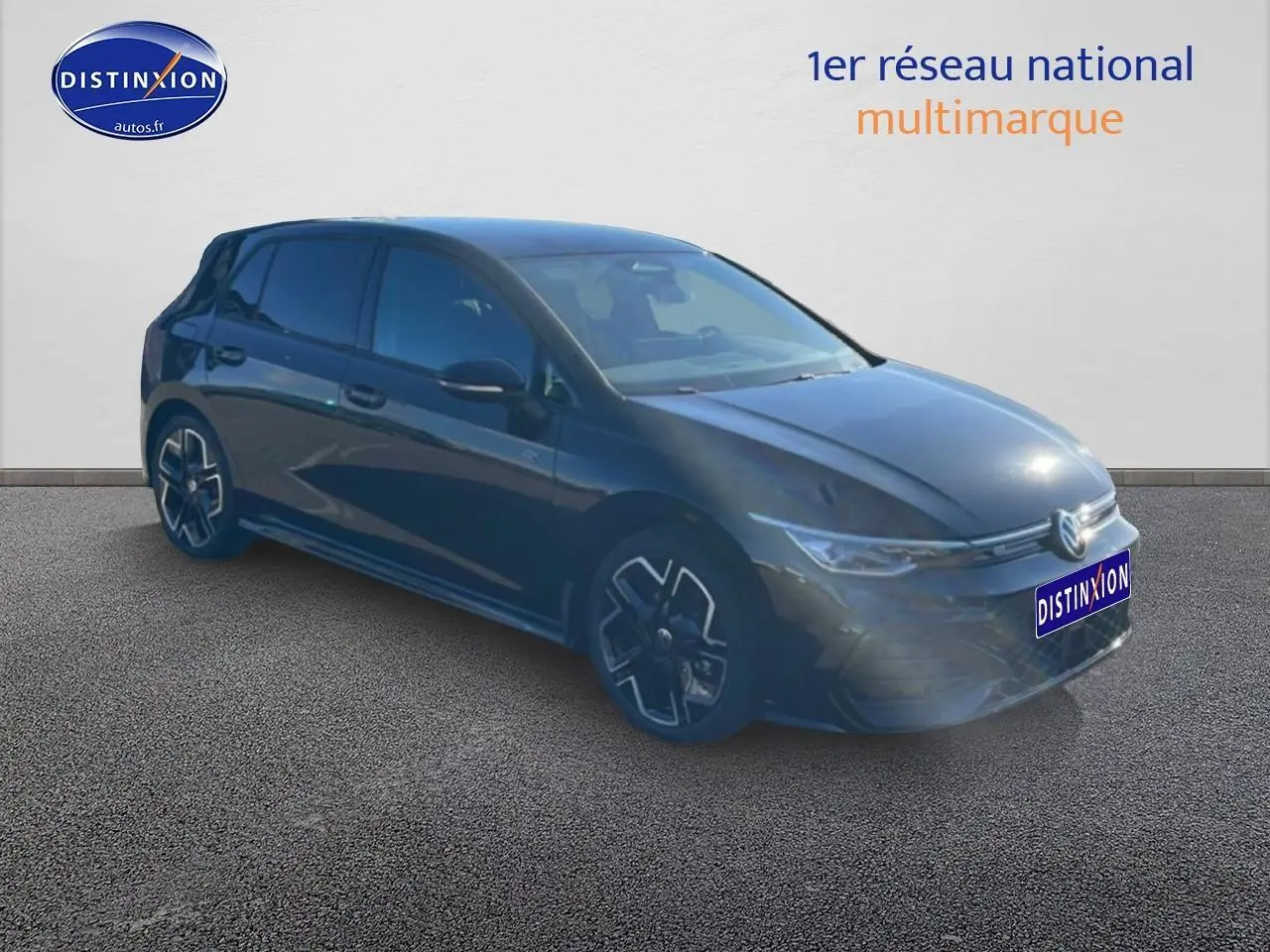Volkswagen Golf 2026 noire vue 3/4 avant droit avec jantes alu et phares LED allumés.