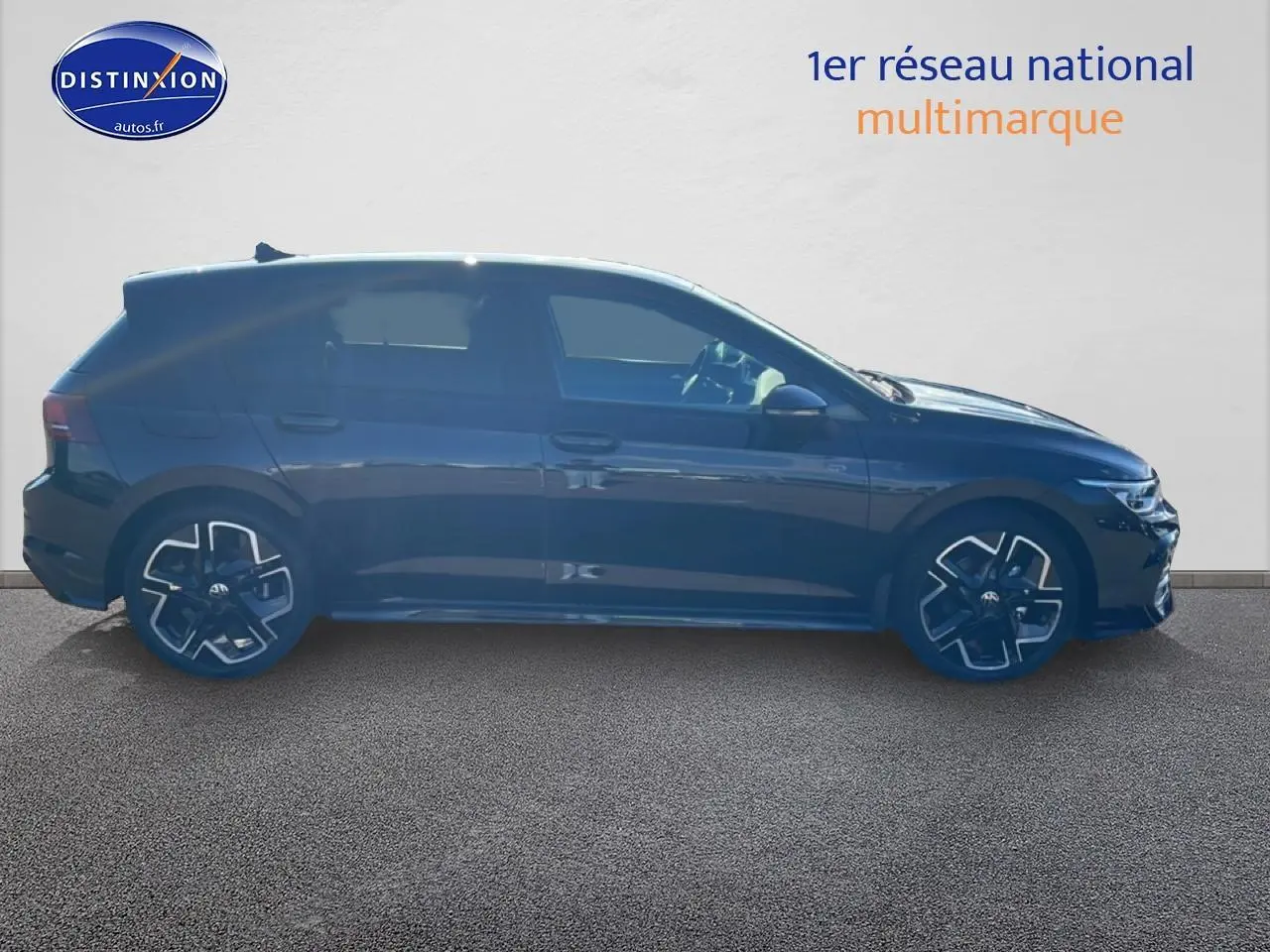 Vue de profil côté gauche d'une Volkswagen Golf noire 2026 avec jantes alu distinctives et lignes sportives.