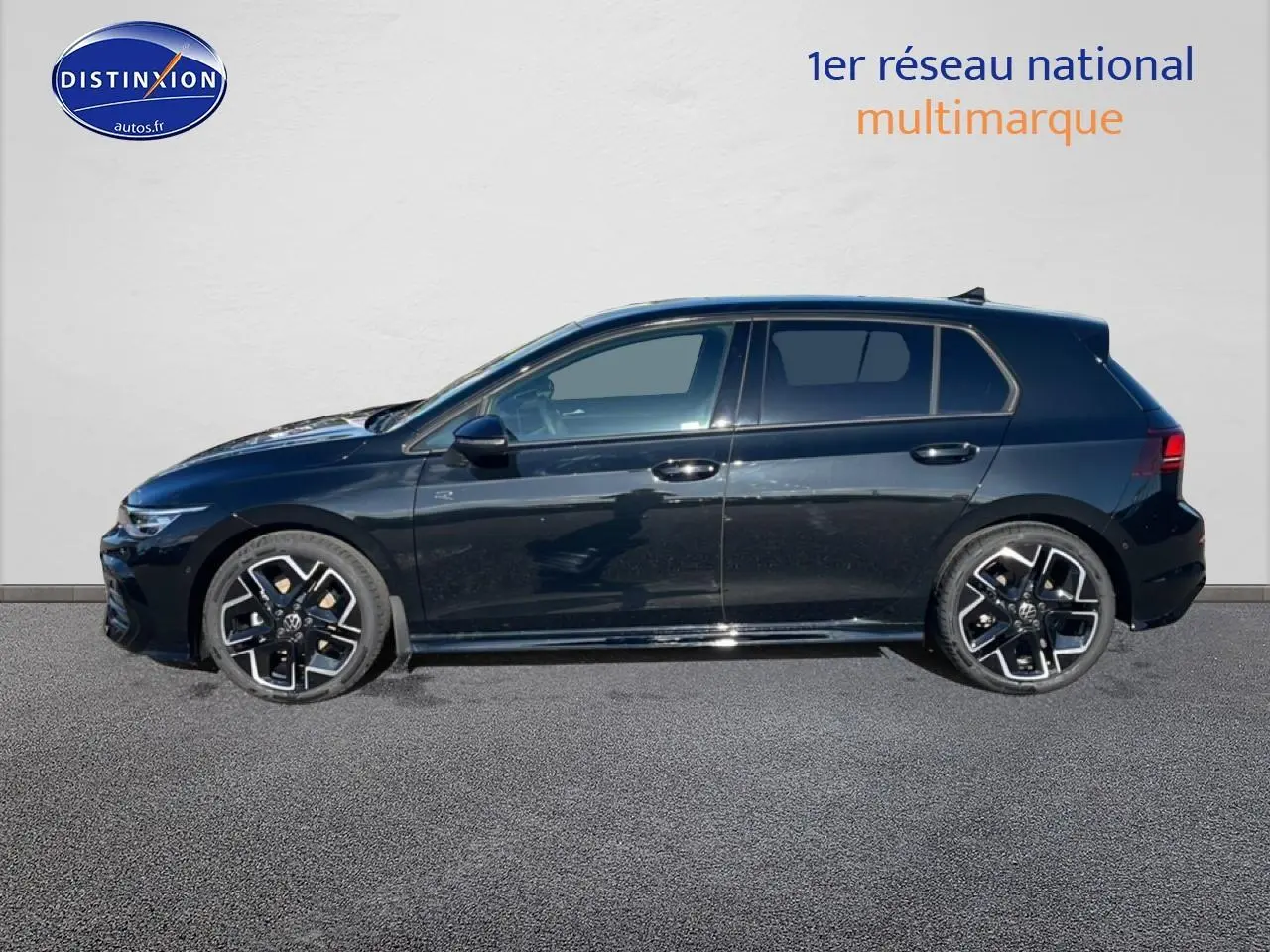 Profil droit d'une Volkswagen Golf 1.5 etsi evo2 150 R-Line noire avec jantes alu distinctives.