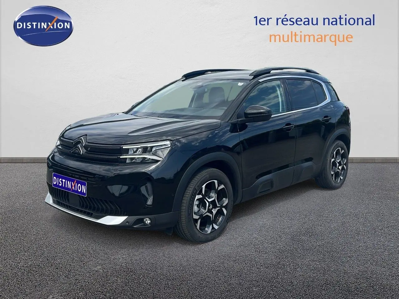 Citroën C5 Aircross 2025 noir métal en 3/4 avant droit, avec jantes distinctives et toit panoramique.