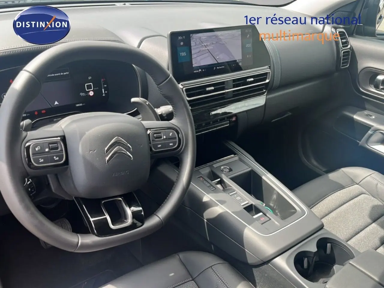 Vue intérieure côté conducteur du Citroën C5 Aircross 2025 noir métal, avec tableau de bord digital et écran central tactile.