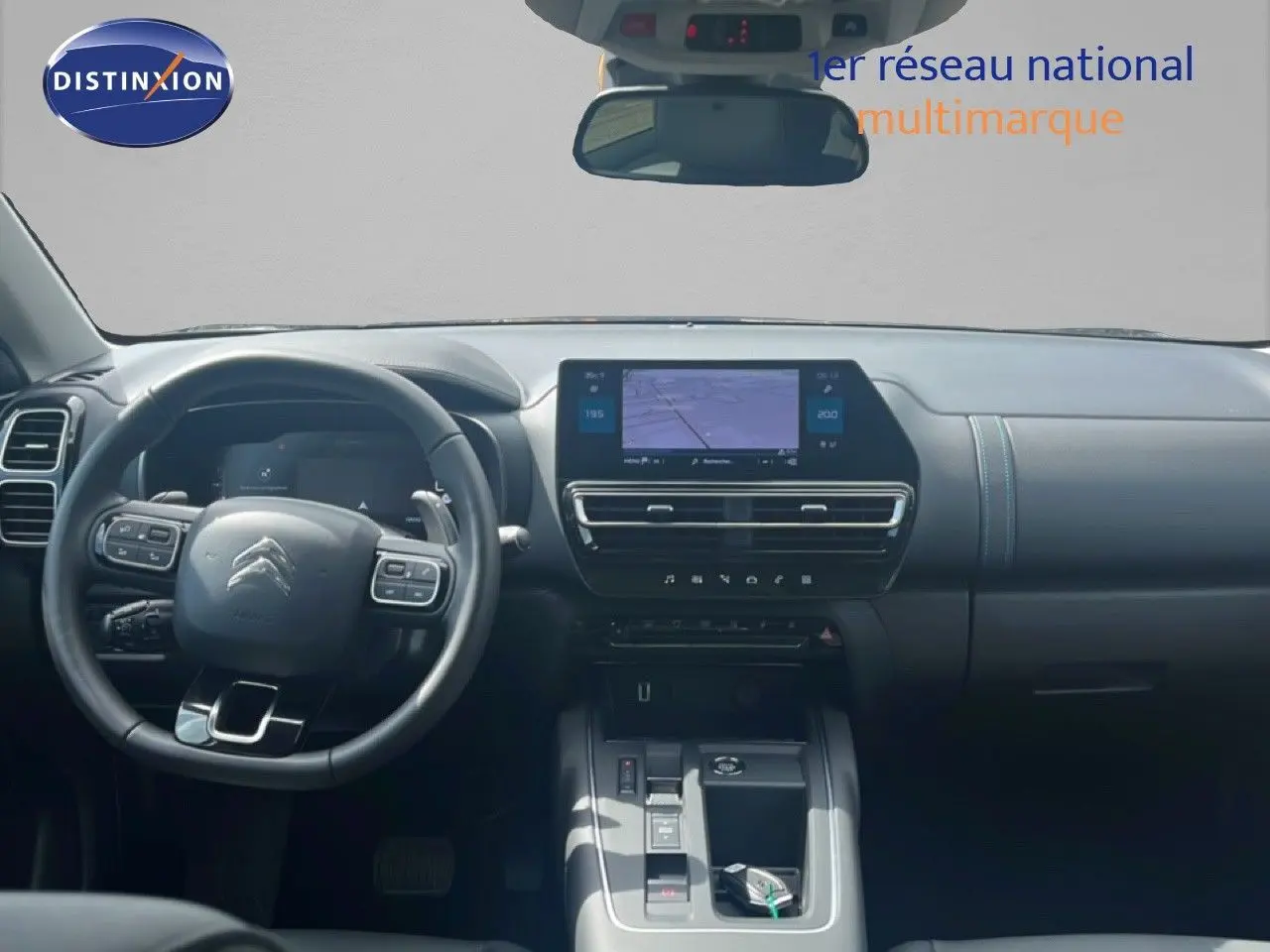 Vue intérieure frontale du tableau de bord noir du Citroën C5 Aircross 2025 avec écran tactile central et volant multifonction.
