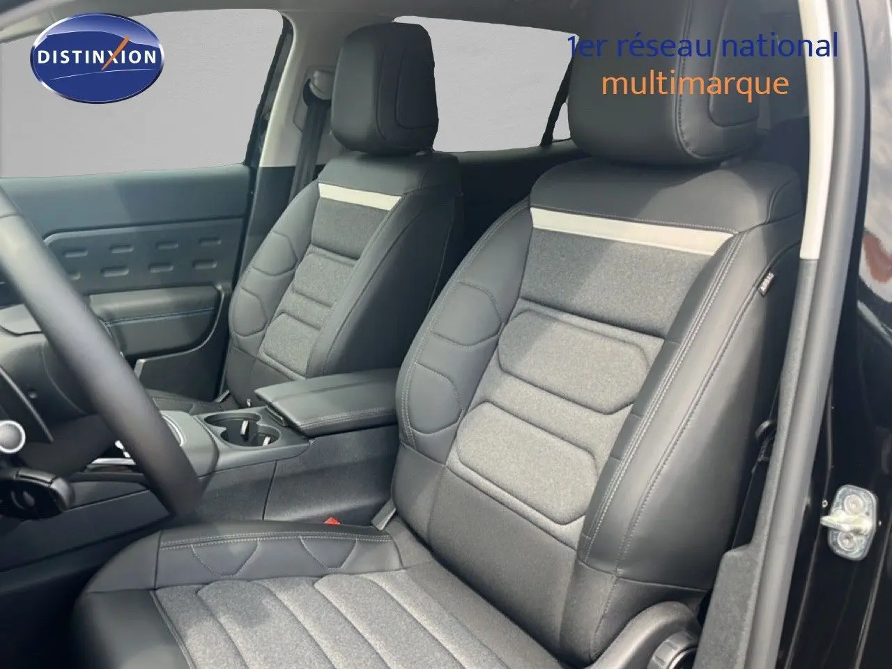 Vue intérieure côté avant droit du Citroën C5 Aircross noir métal, sièges en cuir et tissu gris avec surpiqûres contrastées.