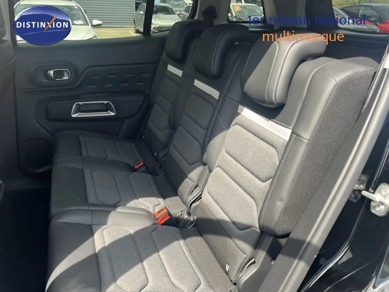 Vue intérieure côté gauche sur les sièges arrière gris et noir du Citroën C5 Aircross 2025 noir métal.