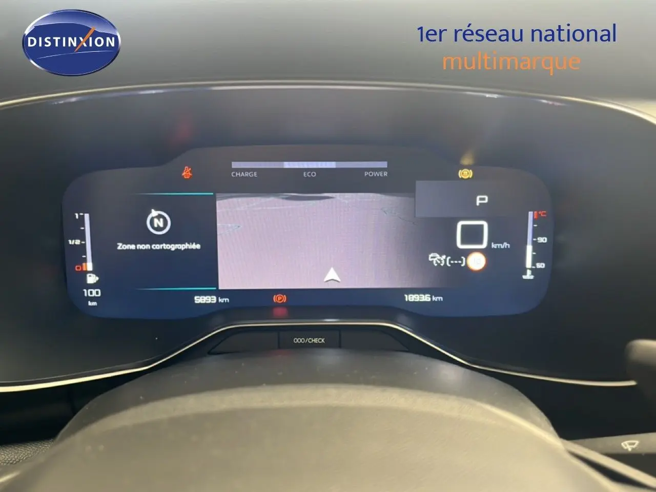 Tableau de bord numérique du Citroën C5 Aircross 2025 hybride, affichage de navigation et indicateurs en vue frontale.