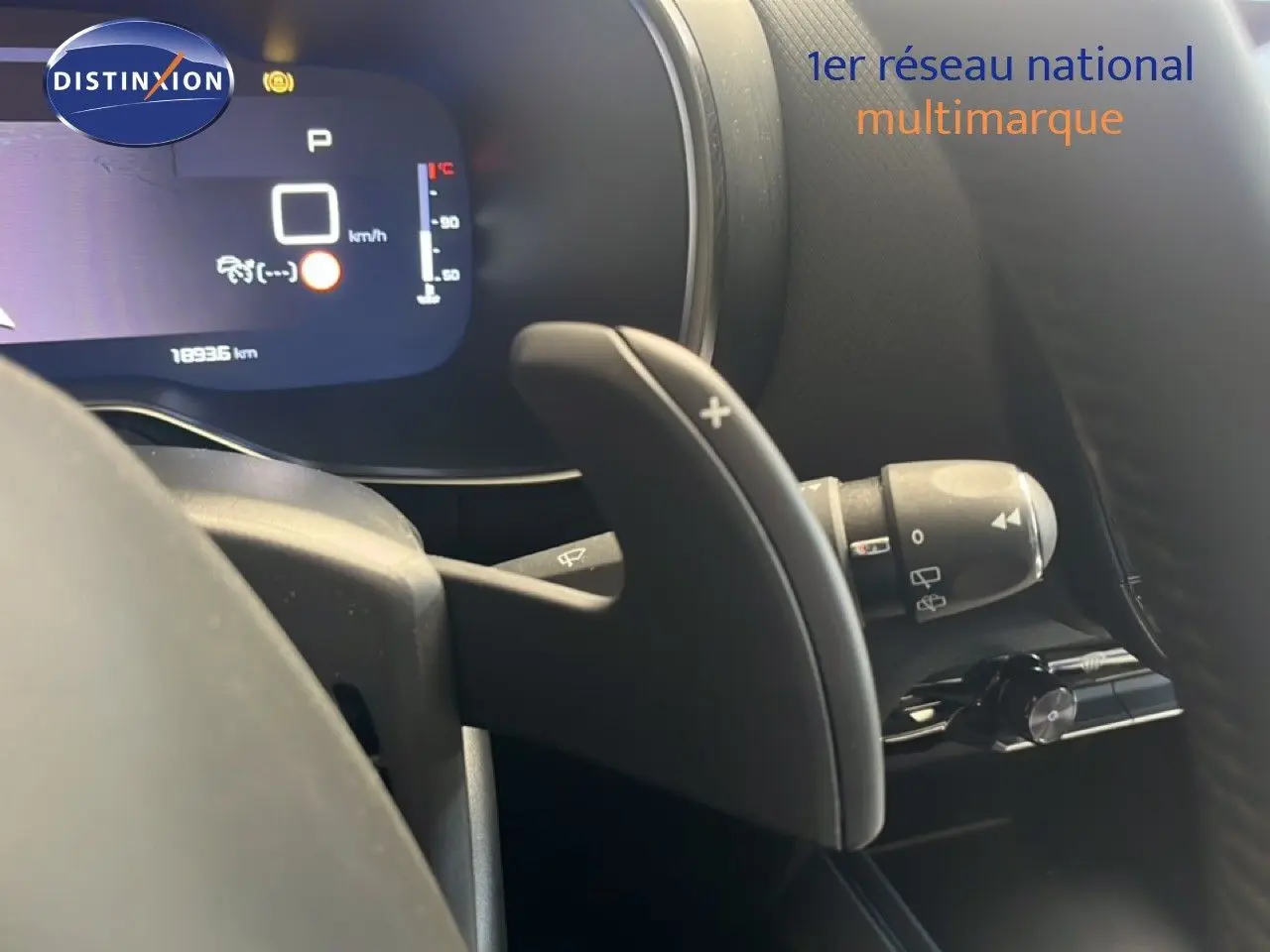 Gros plan sur la palette de changement de vitesse à droite du volant dans l'habitacle noir du Citroën C5 Aircross 2025.