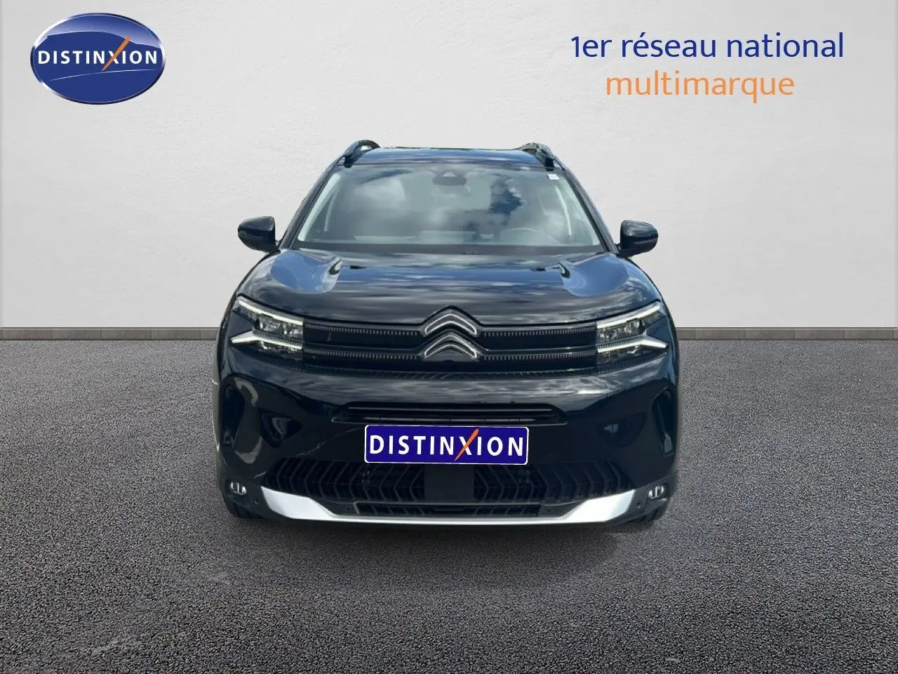Vue frontale d'un Citroën C5 Aircross 2025 noir métal avec calandre distinctive et logo double chevron visible.