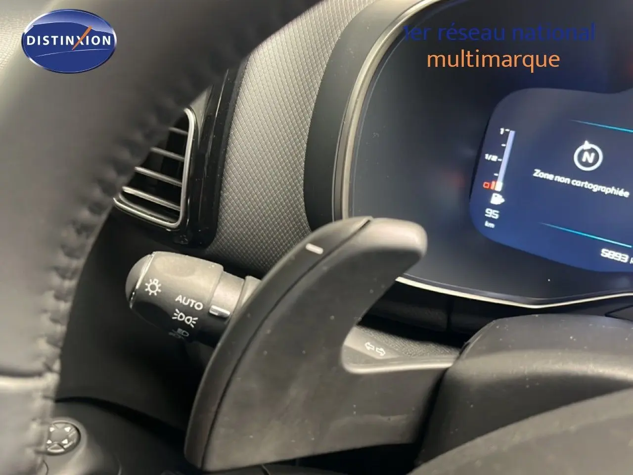 Gros plan sur la palette de changement de vitesses côté gauche du tableau de bord noir du Citroën C5 Aircross 2025 hybride.