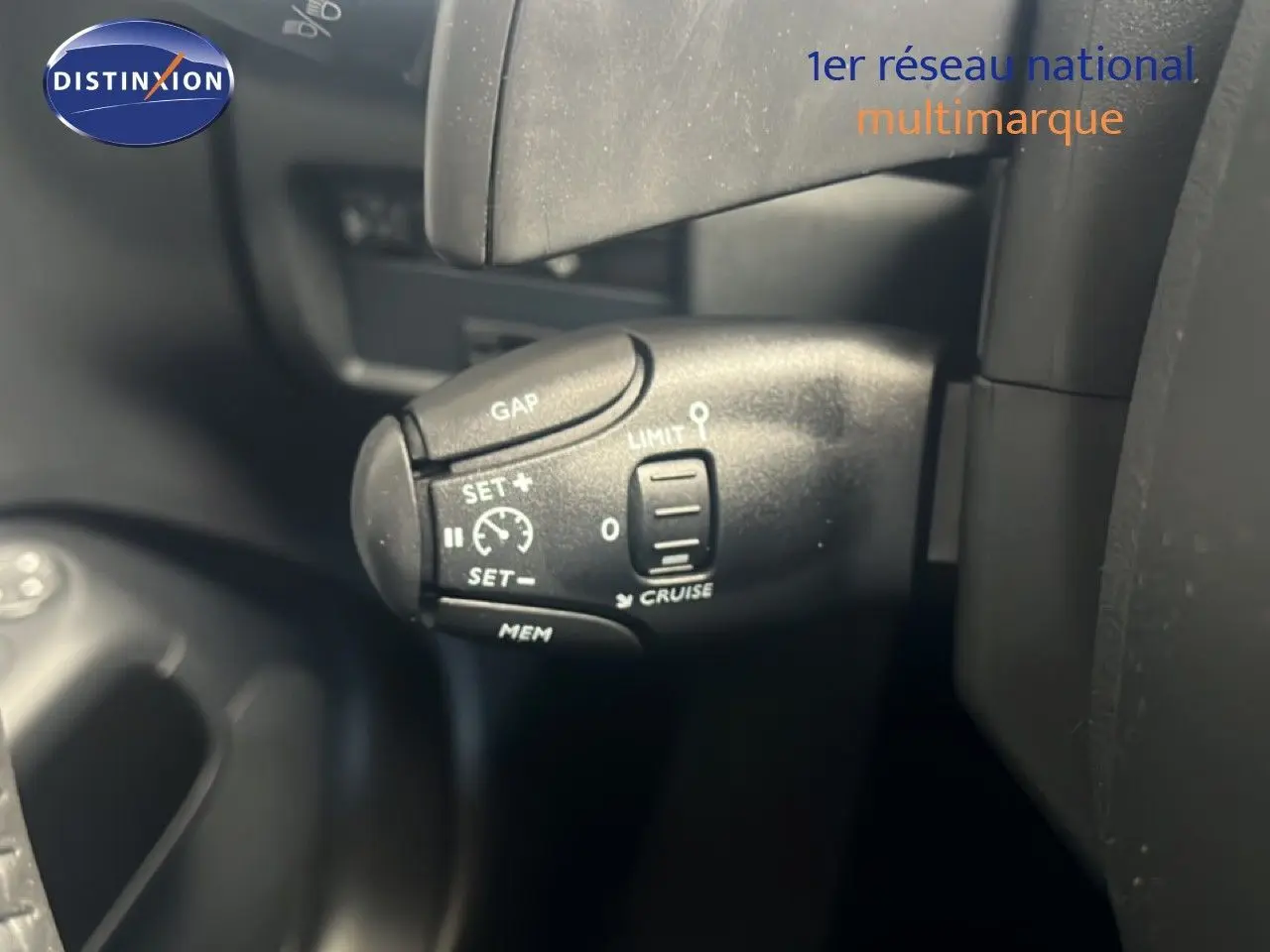 Gros plan sur la commande de régulateur de vitesse au volant du Citroën C5 Aircross noir métal 2025.
