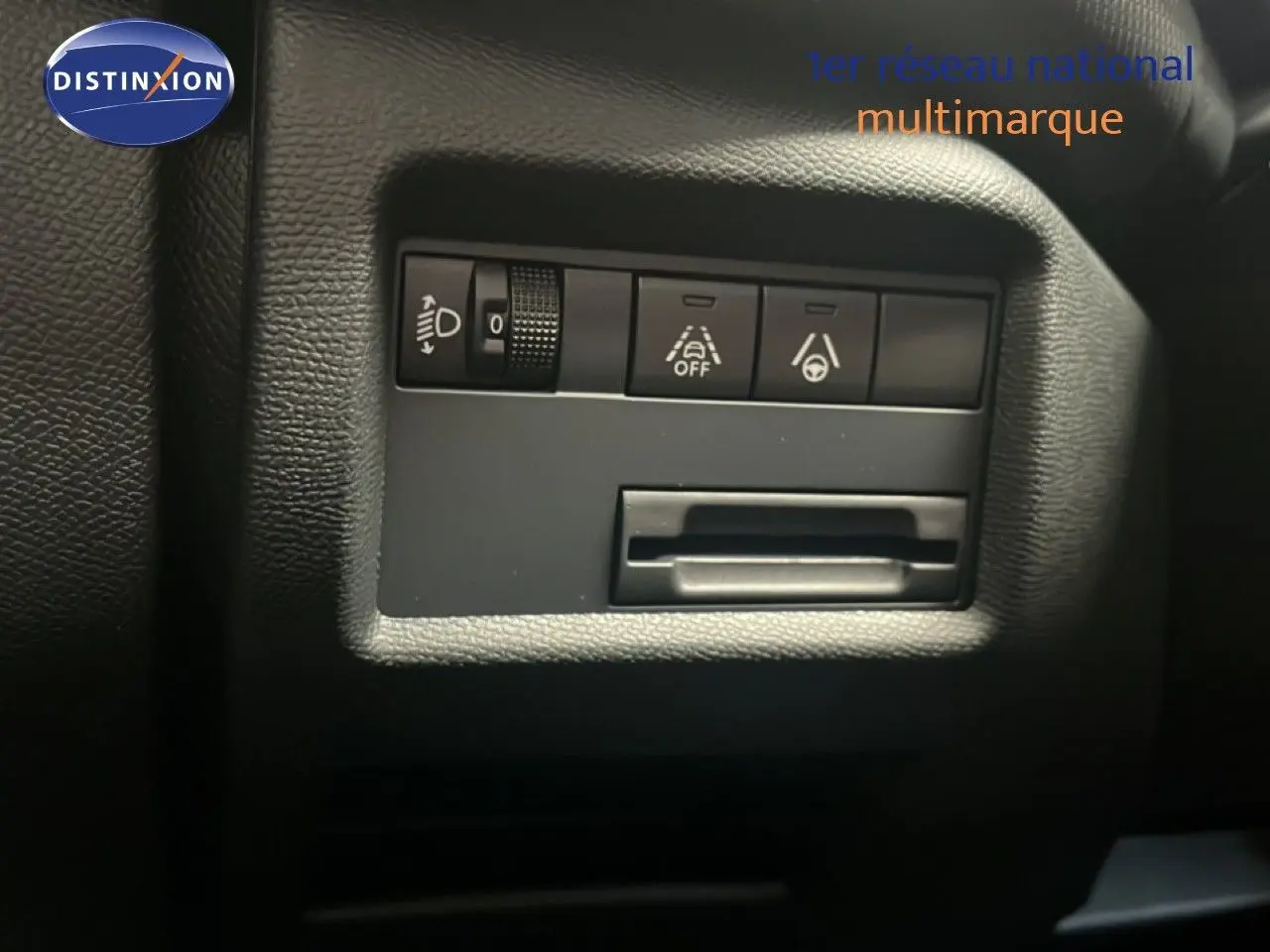Détail des commandes d'aide à la conduite sur tableau de bord noir du Citroën C5 Aircross hybride 2025.