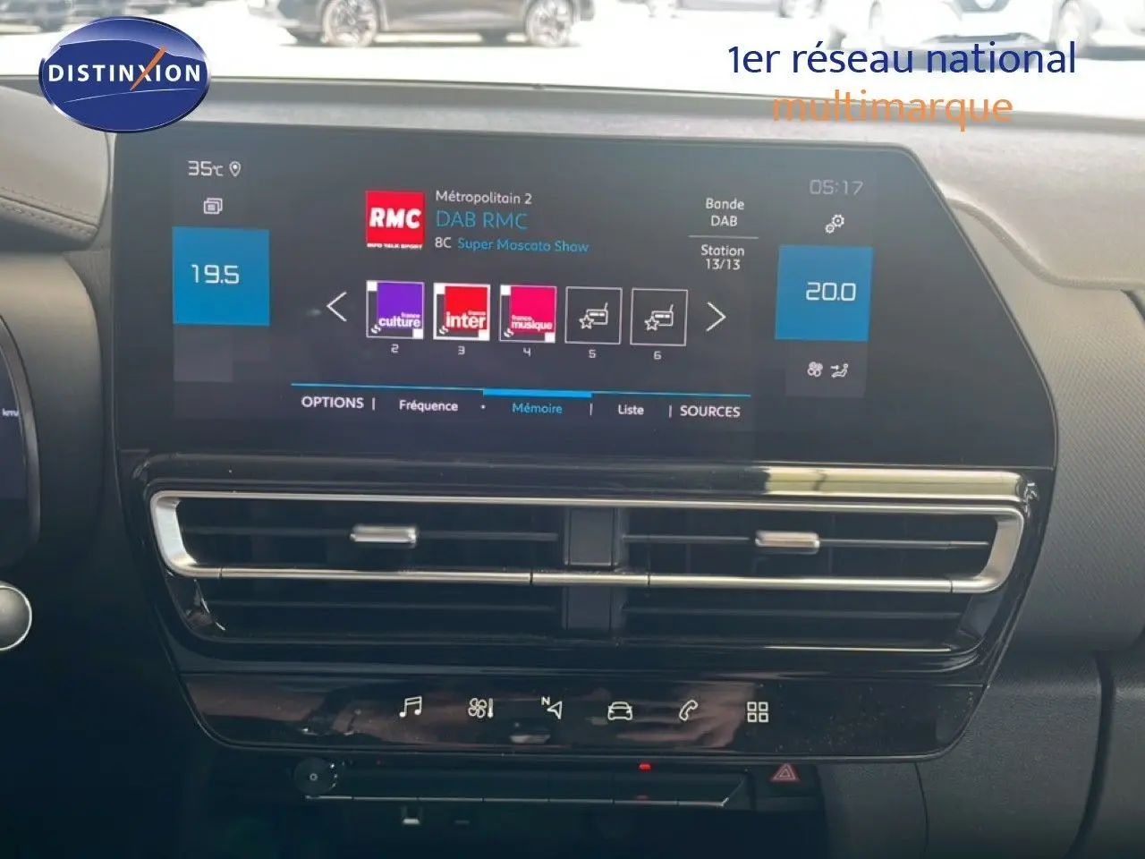 Vue intérieure du tableau de bord du Citroën C5 Aircross noir métal, avec écran tactile affichant la radio DAB.