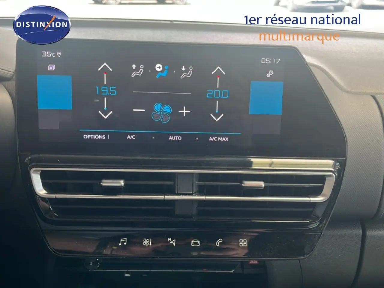 Écran tactile central affichant la climatisation automatique du Citroën C5 Aircross noir métal, vue intérieure frontale.