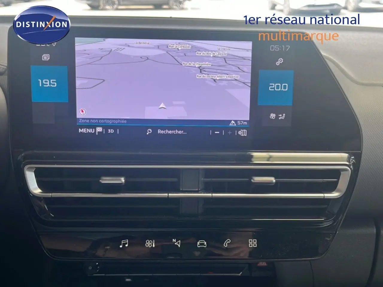 Vue rapprochée de l’écran central tactile et des aérateurs du tableau de bord du Citroën C5 Aircross noir métal 2025.