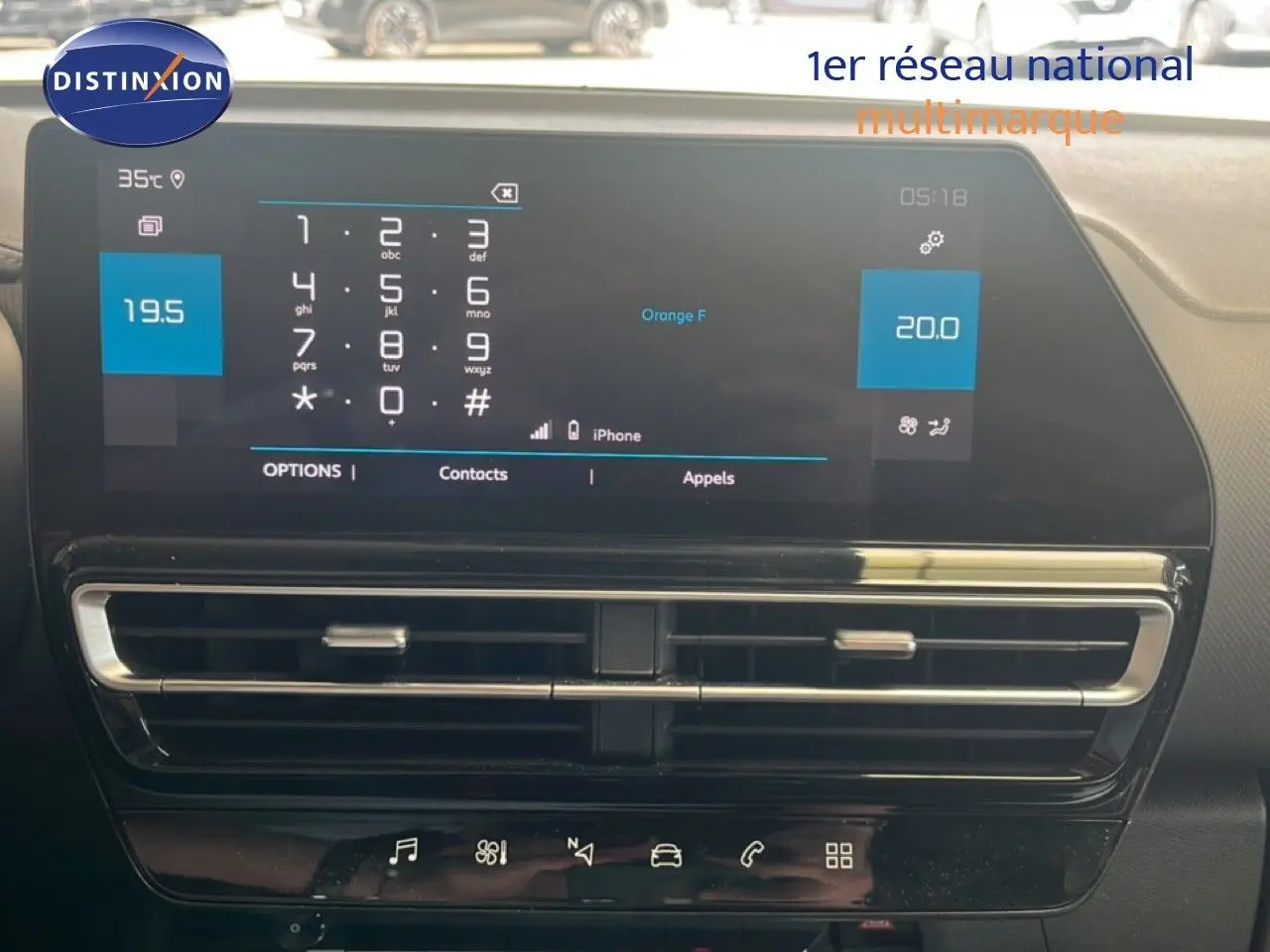 Écran tactile central avec commandes climatisation et téléphone du Citroën C5 Aircross noir métal, vue intérieure frontale.