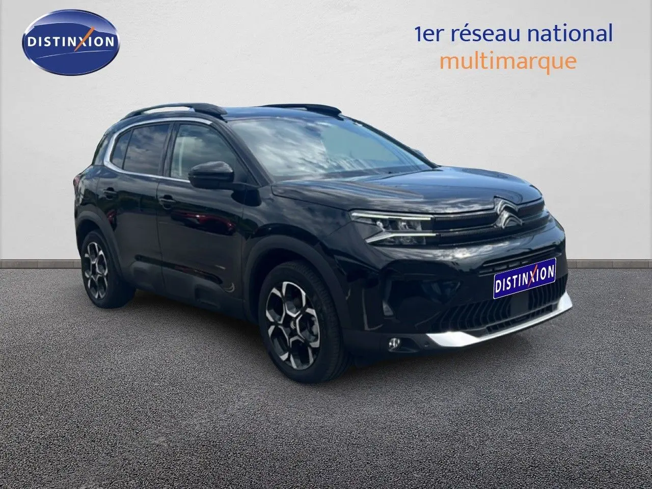 Citroën C5 Aircross noir métal en 3/4 avant droit, SUV hybride avec jantes distinctives et calandre moderne.