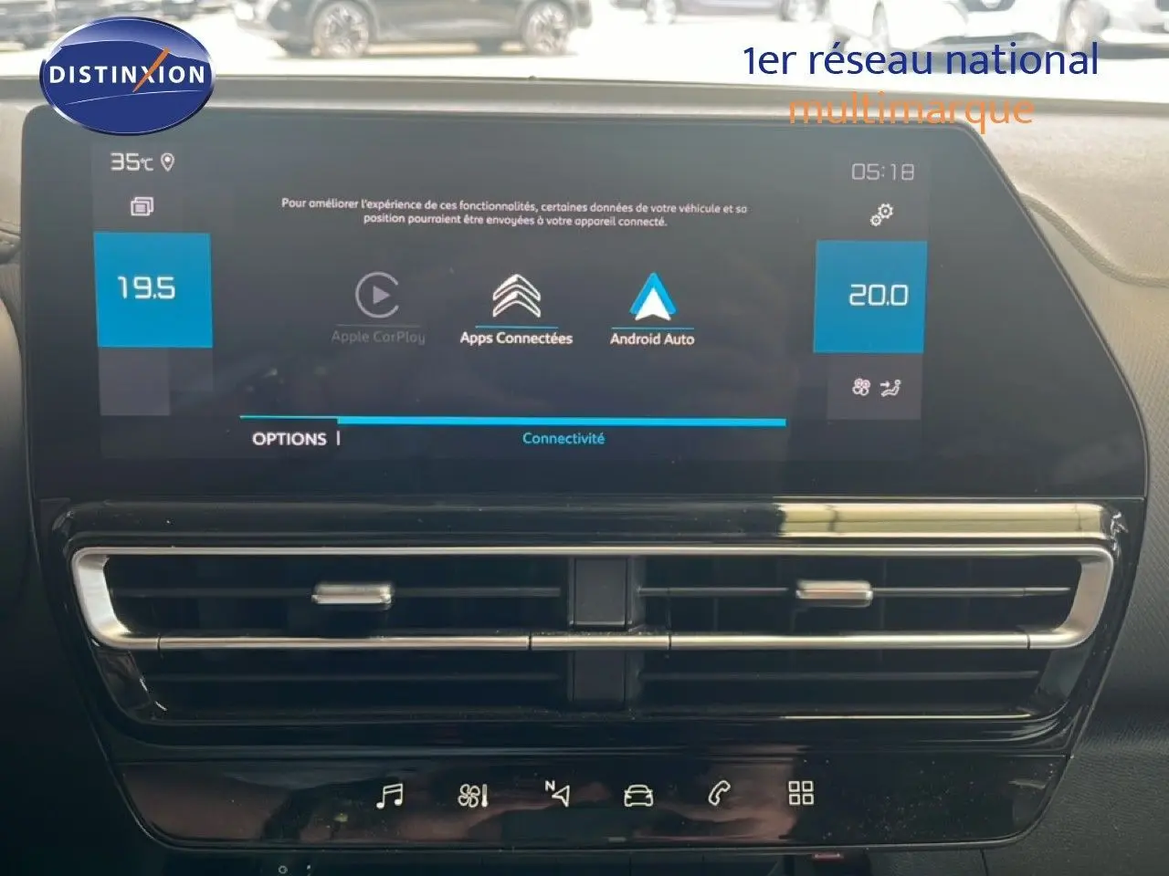Vue rapprochée de l’écran tactile central du Citroën C5 Aircross 2025 noir métal, affichant les options Apple CarPlay et Android Auto.