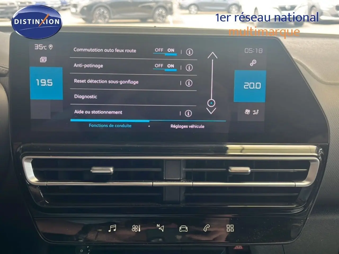 Vue rapprochée de l’écran tactile central et des commandes de climatisation du Citroën C5 Aircross noir métal 2025.