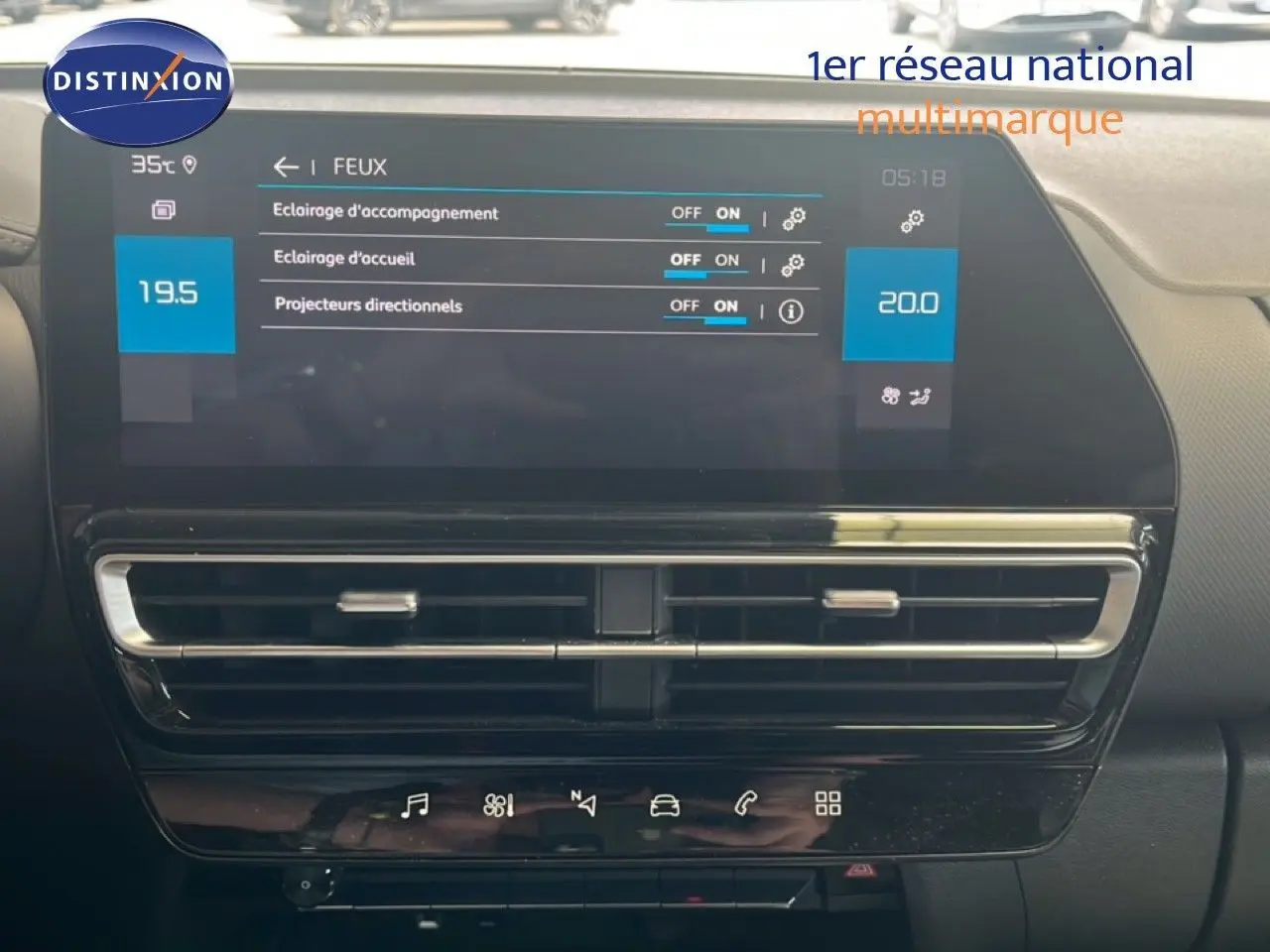 Vue rapprochée de l’écran tactile et des commandes de climatisation du Citroën C5 Aircross noir métal 2025.