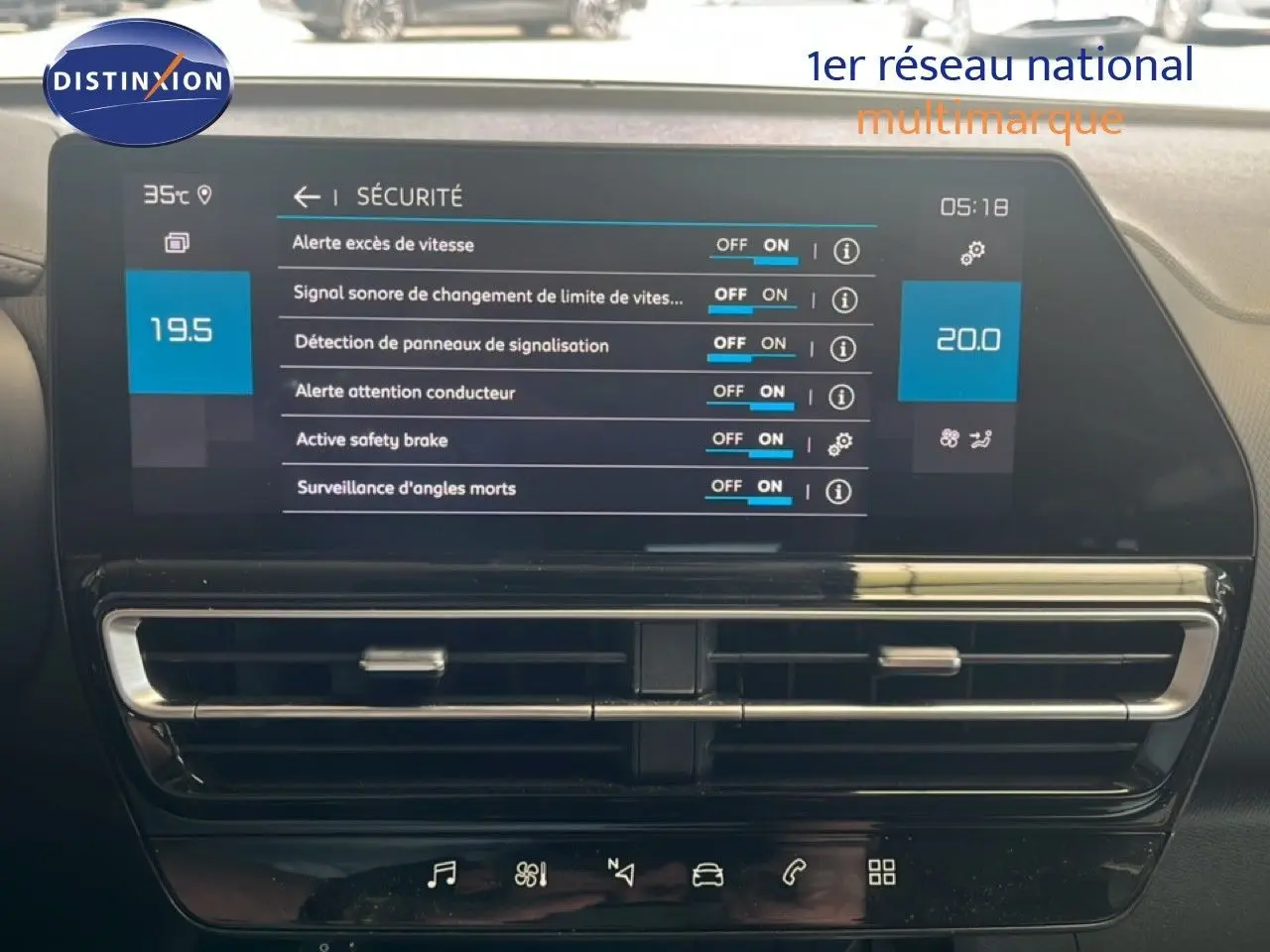 Écran tactile du tableau de bord du Citroën C5 Aircross 2025 affichant les réglages de sécurité, vue intérieure frontale.