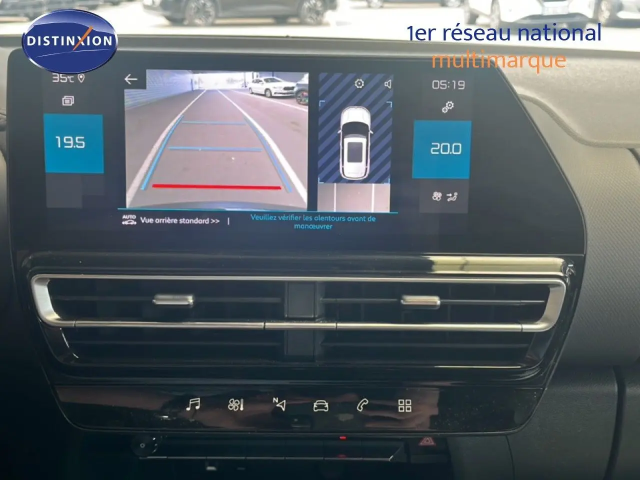 Vue rapprochée de l’écran tactile du tableau de bord du Citroën C5 Aircross noir métal affichant la caméra de recul et les réglages climatiques.