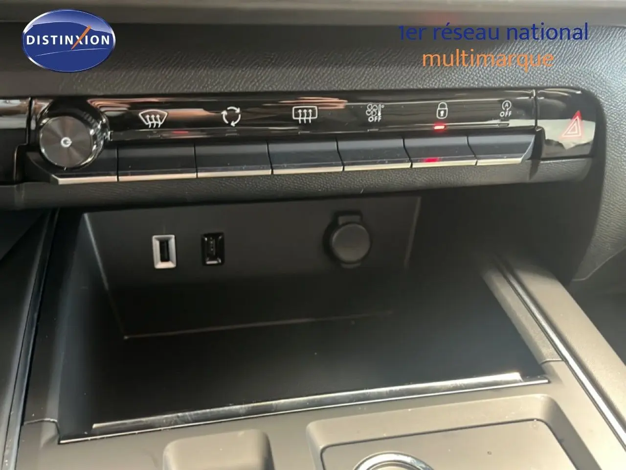 Détail de la console centrale du Citroën C5 Aircross 2025 noir métal, avec commandes climatisation et ports USB visibles.