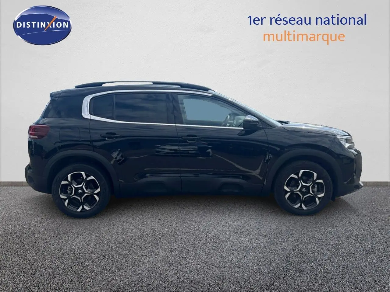 Profil droit d'un Citroën C5 Aircross 2025 noir métal, hybride essence, avec jantes bicolores et toit panoramique.