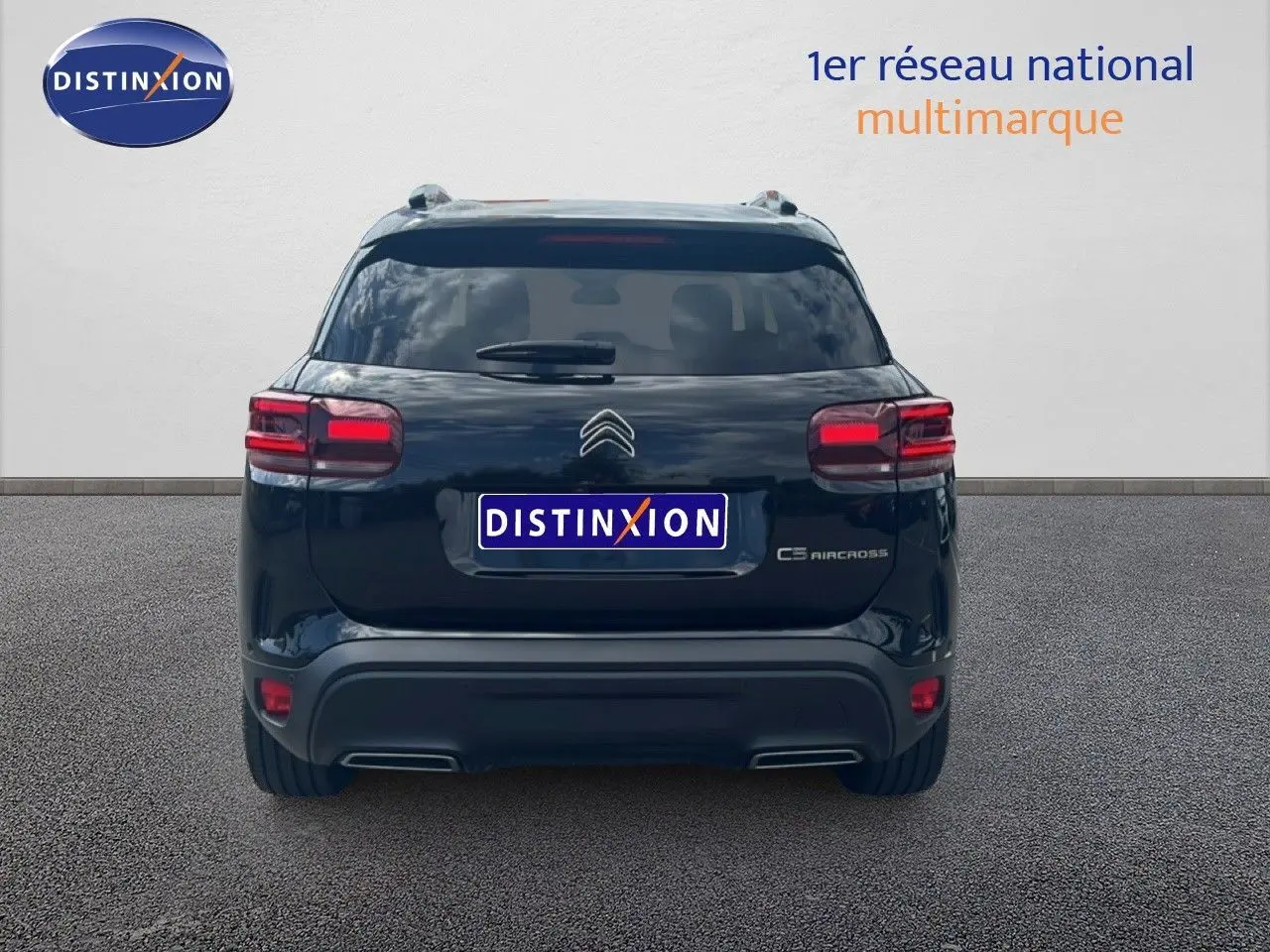 Vue arrière du Citroën C5 Aircross noir métal 2025 avec feux rouges et double sortie d'échappement intégrée.