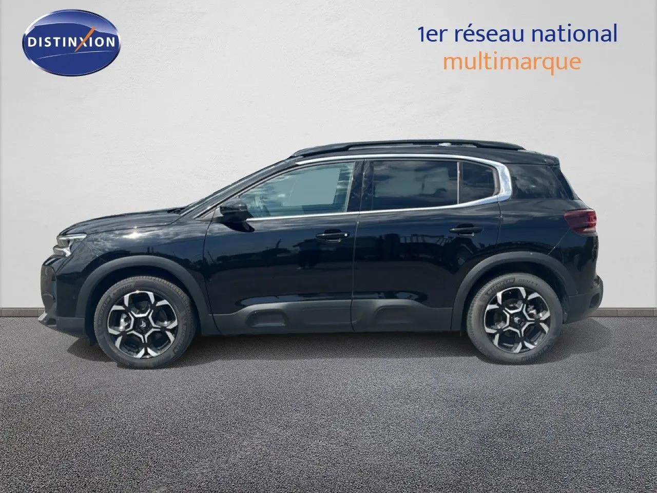 Profil côté gauche du Citroën C5 Aircross 2025 noir métal, avec jantes distinctives et toit panoramique.