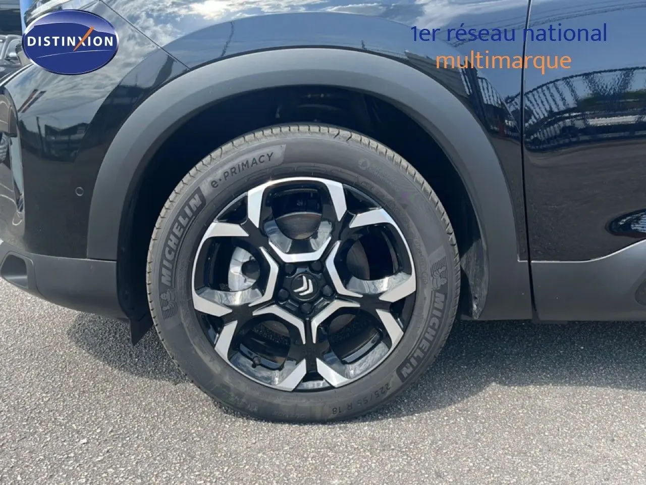 Gros plan sur la roue avant droite noire métal du Citroën C5 Aircross 2025 avec jante diamantée distinctive.