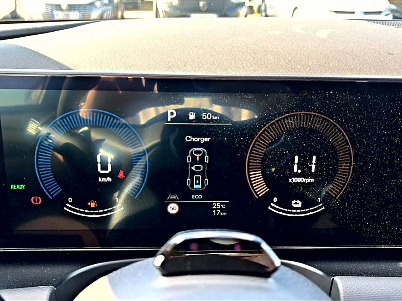 Tableau de bord numérique du Hyundai Tucson 2026 montrant vitesse, régime moteur et autonomie, vue frontale intérieure.