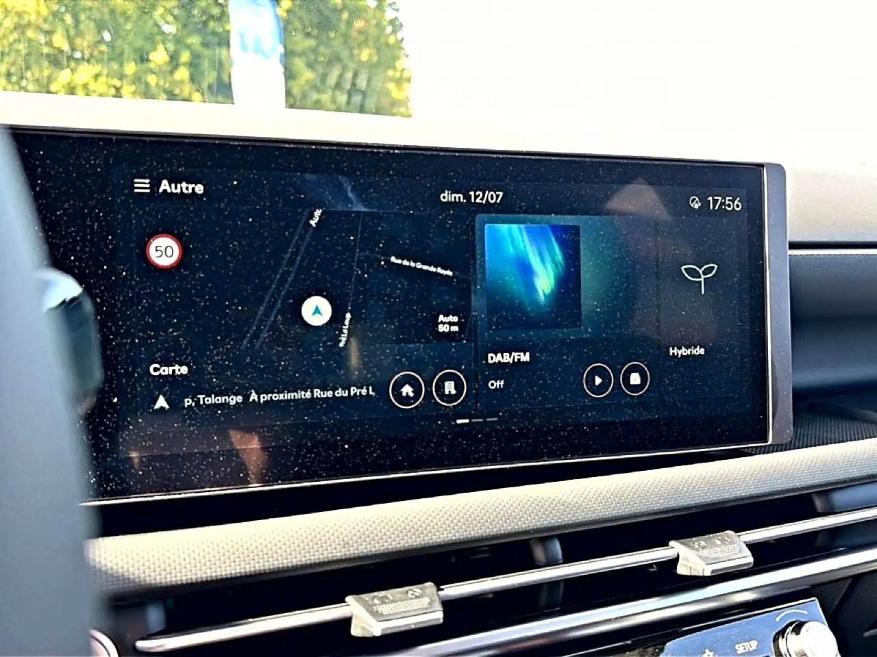 Écran tactile central affichant la navigation et les options hybrides dans un Hyundai Tucson 2026.