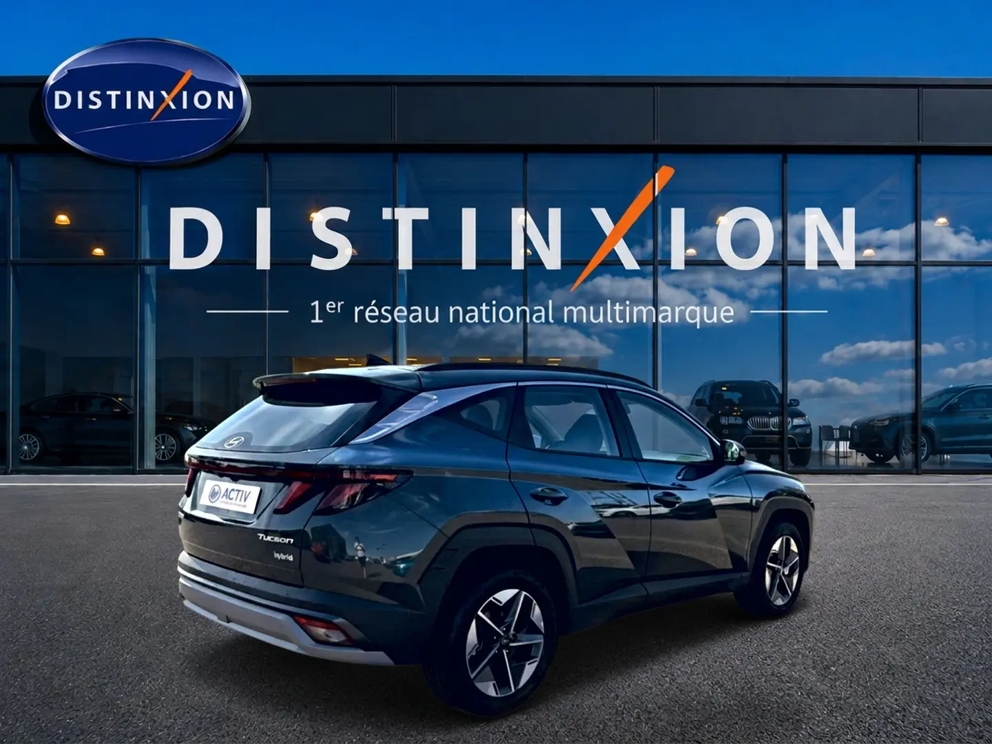 Vue 3/4 arrière droite du Hyundai Tucson 1.6 t-gdi 239 hybride vert, avec jantes alliage et lignes anguleuses marquées.