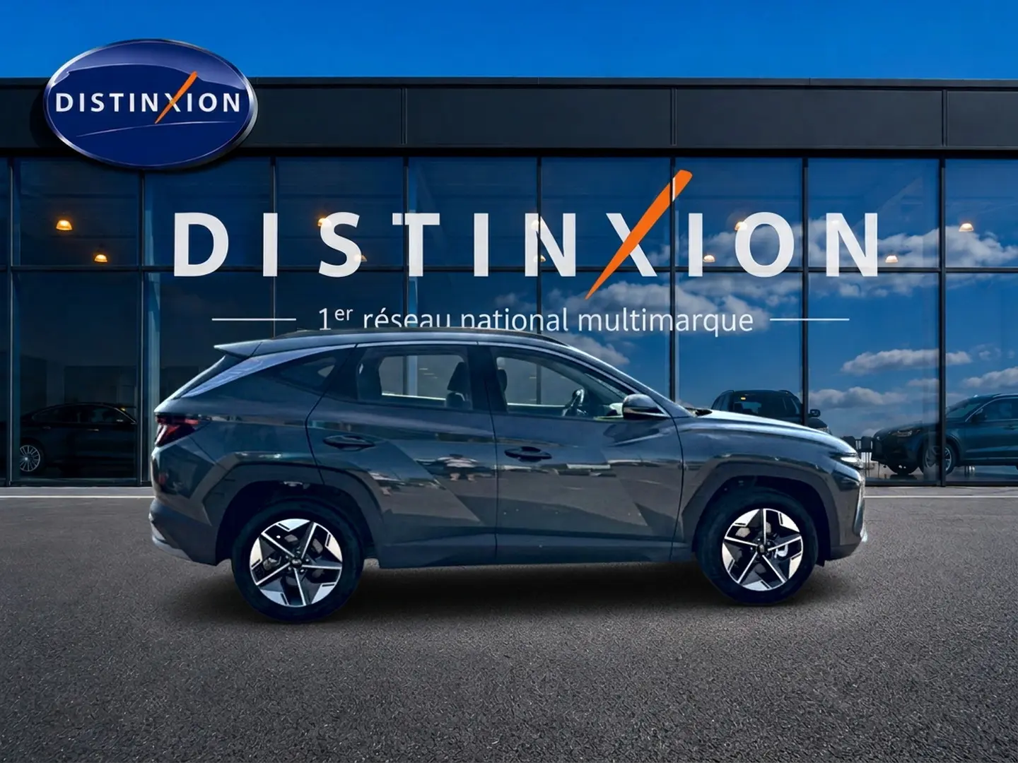Vue latérale droite du Hyundai Tucson 1.6 t-gdi 239 hybride vert, avec jantes alliage et lignes anguleuses marquées.