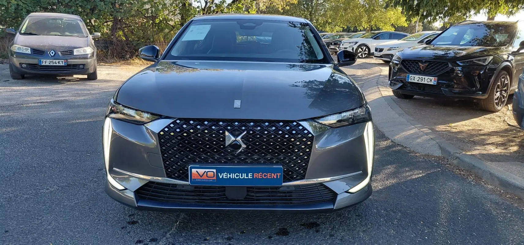 Vue frontale du DS4 Hybride E-Tense 225 gris 2024, avec calandre distinctive et feux diurnes en forme de dents de sabre.