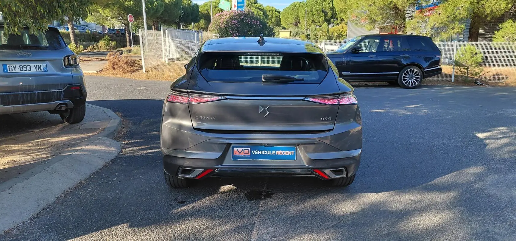 Vue arrière d'un DS4 gris 2024 Hybride E-Tense, mettant en valeur ses feux fins et son design moderne.