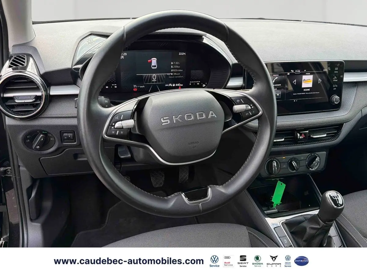 Vue intérieure centrée sur le volant cuir multifonctions et tableau de bord digital de la Skoda Fabia 2025.