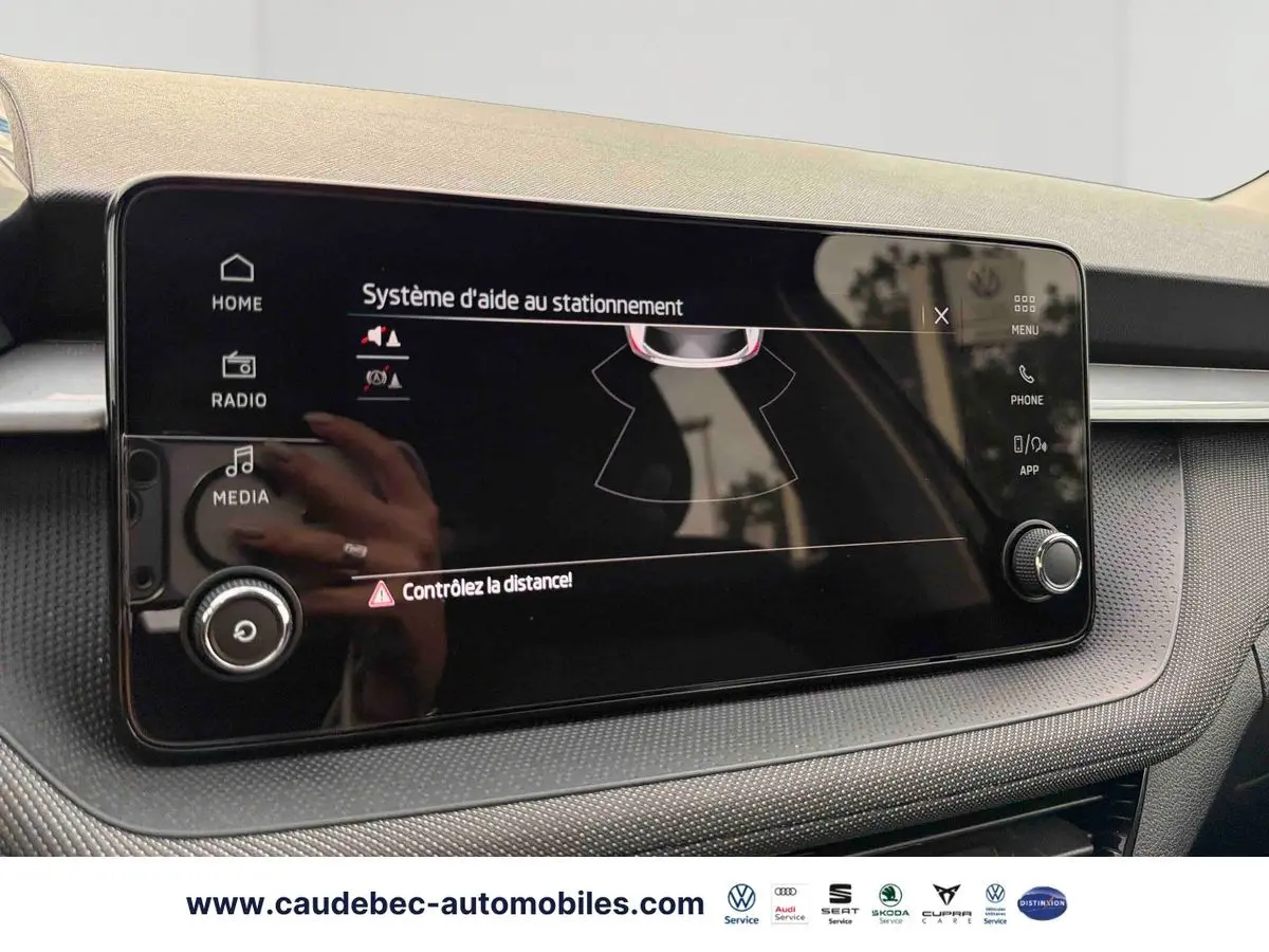 Écran tactile du système d’aide au stationnement dans l’habitacle d’une Skoda Fabia noire, vue rapprochée.