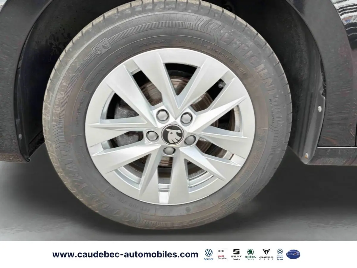 Gros plan sur la jante alliage 15'' argent d'une Skoda Fabia noire, avec pneu Goodyear visible côté gauche.